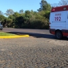 Motociclista lesionado após colisão em carreta
