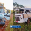 Kombi escolar e caminhão se acidentam