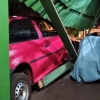 Carro invade casa após motorista perder o controle