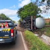 Carreta tomba na BR 285