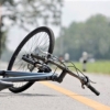Motorista foge após atropelar ciclista