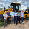 Município recebe caminhão 6x4 e rolo compactador