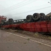 Caminhão carregado com gado tomba na ERS 377